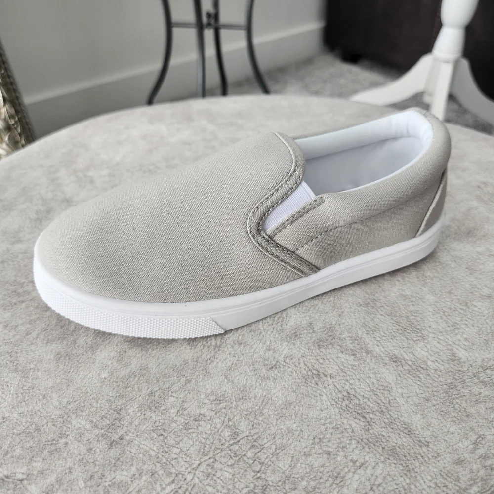 JustFab Kids Basic Slip On Sneakers size 2. New without tags.